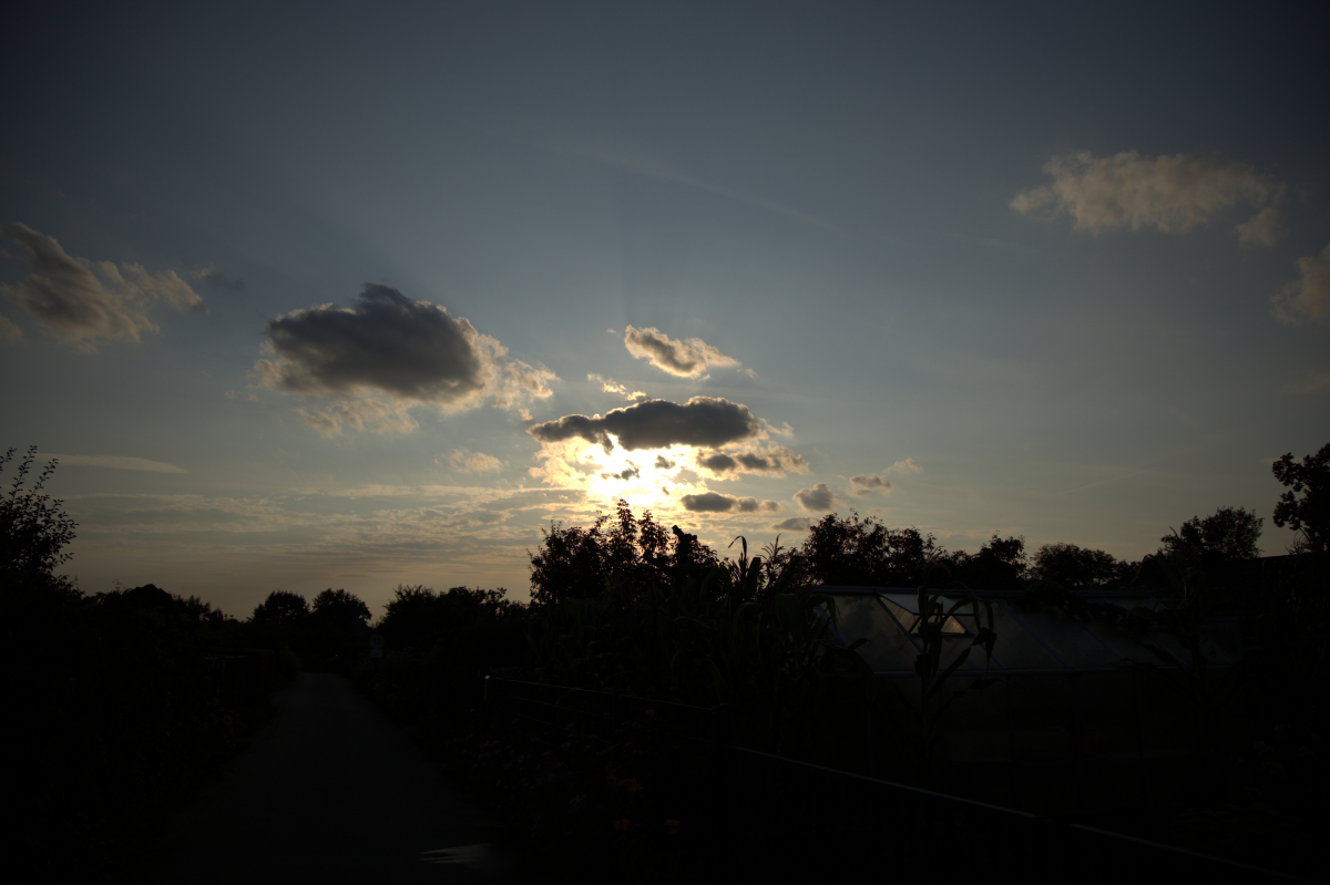 Sonnenuntergang hinter einer Wolke